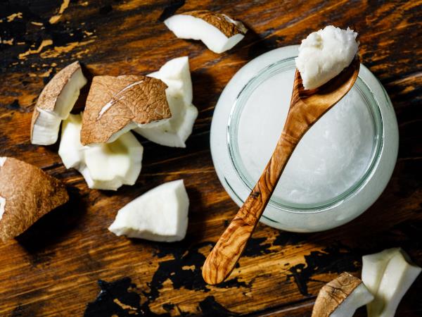 7 koristi kokosovega olja na tešče